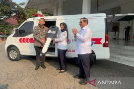 DKI terima bantuan satu unit ambulans listrik dari Yayasan LINE