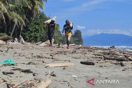 Merajut asa tingkatkan kesejahteraan dari serpihan woodchip di pinggiran Skouw