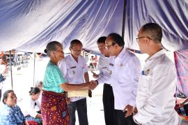 Pemkab Samosir kembali bantu korban kebakaran Sidahi, Wabub serahkan Adminduk dan uang tunai