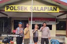 Dua turis asal Jerman naik sepeda dari NTT menuju Bukit Lawang nginap di Polsek Salapian