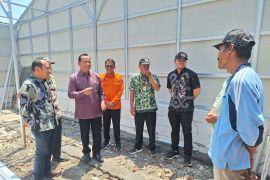 BPBD Jatim serahkan bantuan material rumah terdampak kebakaran