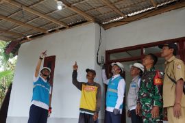 PLN berikan bantuan bedah rumah dan sambung listrik gratis