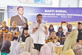 Bagikan sembako di Lembang, Rajiv Nasdem dukung program Prabowo putus rantai kemiskinan