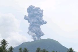 Gunung Ibu  lontarkan abu vulkanik hingga 2.000 meter