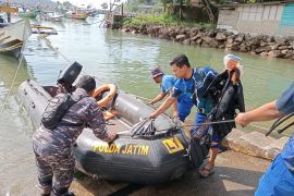 Tim SAR evakuasi jasad nelayan di perairan Pacitan