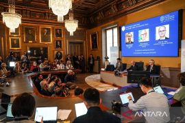 Tiga ilmuwan raih Nobel Kimia atas pengembangan kerangka logam-organik