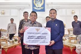 Gubernur Sulsel serahkan bantuan benih padi kepada Kabupaten Sidrap dan Soppeng