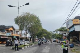 Personel Satlantas Polres Langkat atur lalin guna memastikan kelancaran lalin