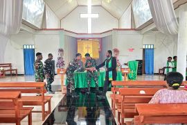 Satgas Yonif 521/DY salurkan Alkitab ke warga Apalapsili Yalimo