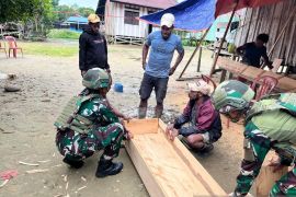 Satgas Yonif 521/DY bantu membuat peti jenazah warga pedalaman Papua