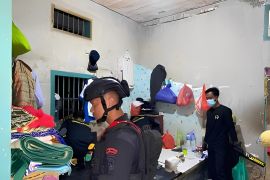 Tim-gabungan razia blok hunian WBP Lapas Luwuk untuk perketat keamanan