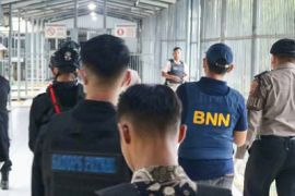 Petugas musnahkan delapan ponsel milik warga binaan saat razia di Lapas Karawang