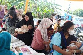 Perusahaan retail bagikan makanan tambahan pada 3.400 penerima