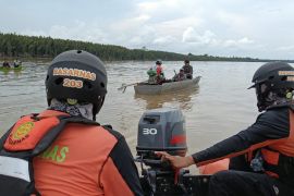 Tim SAR evakuasi  ABK selamat setelah jatuh di perairan Berau