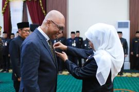 Gubernur Khofifah anugerahkan Dirut ANTARA Akhmad Munir Lencana Jer Basuki Mawa Beya