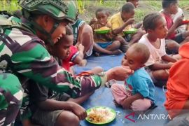 "Operasi penuh cinta" prajurit TNI di Papua