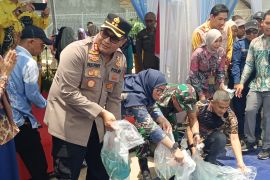 Wali Kota Lisa tebar benih ikan di kolam retensi Guntung Jingah