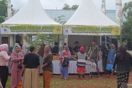 Bulog Tanjungpinang salurkan 1 ton beras dan 300 liter Minyakita 300 via GPM