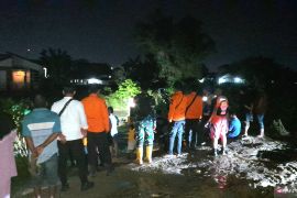 Tim SAR melakukan pencarian bocah tenggelam di Sungai Bulango Gorontalo