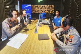 Polantas Menyapa edukasi berlalu lintas melalui radio swasta di Banjarmasin