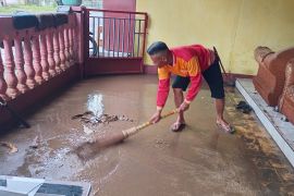 Tagana Tasikmalaya menangani banjir di daerah permukiman pesisir pantai
