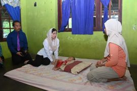 Anggota DPR kunjungi balita penderita hidrosefalus di Trenggalek