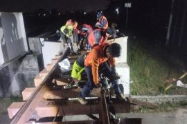 Daop Madiun ganti bantalan kayu ke sintetis dukung lingkungan lestari