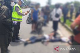 Sempat jadi tontonan, 2 pelajar SMP luka berat tabrak truk parkir depan alun-alun Sergai