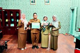 Plt Kadis Pendidikan Langkat terima penghargaan Mohammad Syafie Award