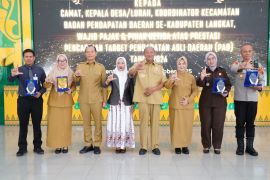 Bupati Langkat serahkan penghargaan kepada kontribusi besar PAD