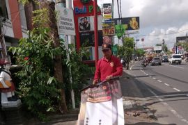 Satpol PP Denpasar tertibkan baliho ganggu fasilitas umum