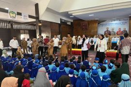 Ribuan anak antusias ikut gerakan makan telur HUT Sulsel