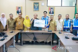 Jasamarga salurkan bantuan alat semprot elektrik kepada lima kelompok tani Bekasi