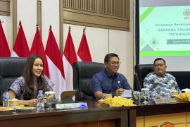 Wamen Pertanian bersama Ketum Pertani HKTI lepas 23 penerima beasiswa Agri Srikandi