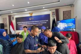 20 napi Lapas Rangkasbitung ikuti pelatihan pangkas rambut