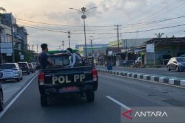 Satpol PP Belitung amankan "manusia silver"