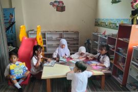 Siswa SDN 8 Selat Hilir kunjungi Disarpustaka Kapuas tingkatkan minat baca