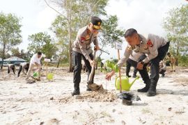 Kunjungi Belitung Timur, Kapolda Babel tanam pohon di objek wisata SD Laskar Pelangi