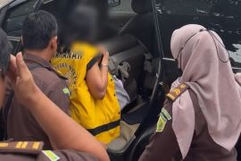 Jaksa Tulungagung tangkap buron penipuan saat nongkrong di kafe