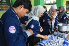 HMP Kesmas UMS edukasi pengelolaan limbah minyak jelantah untuk cegah pencemaran
