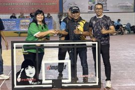 Perbasi Jatim salurkan bantuan ring basket untuk sekolah dan komunitas