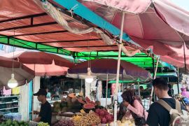 Pemerintah Kota Palembang fasilitasi puluhan tenda untuk PKL di Pasar 16