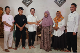 Ketua DPRD Gorontalo Utara bantu seorang anak yatim melanjutkan pendidikan ke pesantren