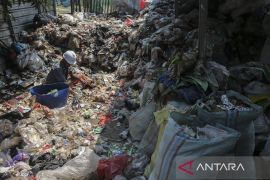 Produksi paving block dari daur ulang sampah plastik