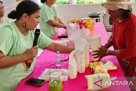 Akademisi Unpatti latih warga Lamahpelu membuat roti dari tepung umbi-umbian