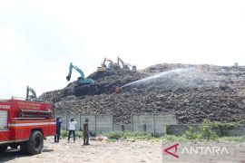 Pemkab Bekasi lakukan uji coba semprot cairan mikroba aktif di TPA Burangkeng