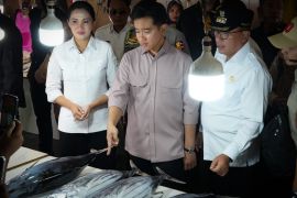 Warga sambut Wapres Gibran saat tinjau Pasar Gamalama di Ternate