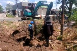 Perumdam Tirta Mentaya perbaiki pipa untuk kembalikan kapasitas tekanan air