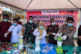 Kejari Sidrap musnahkan sabu dan badik