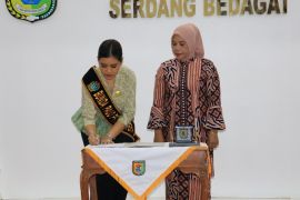 Kahiyang Ayu kukuhkan Rosmaida Darma Wijaya sebagai Bunda Paud Sergai